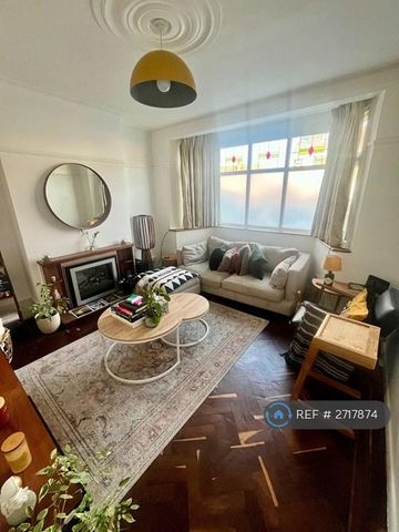 1 bedroom in a house share to rent - Photo 2