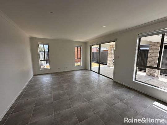Brand New 4-Bedroom Family Home in Munno Para Downs! - Photo 1