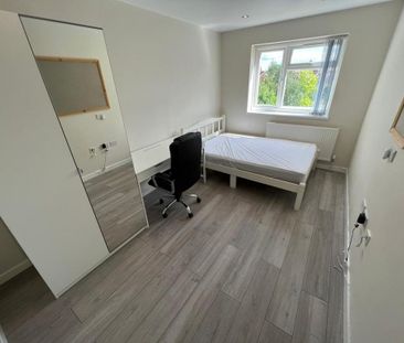 8 bedroom end of terrace house to rent - Photo 3