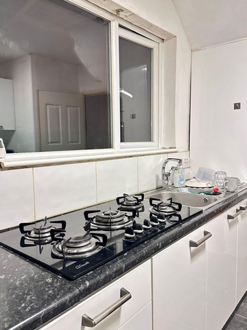 1 bedroom in a house share to rent - Photo 2