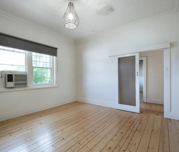 5 White Street, Kennington. - Photo 2