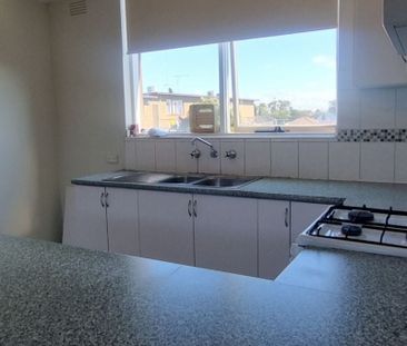 Charming Flat in Prime Location - Photo 2