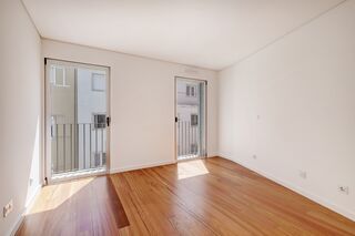 Apartment new 3 bedrooms for rent Avenida Braamcamp Coração de Jesus Lisboa - lots of natural light, thermal insulation, store room, gardens, equipped, balcony, garage, air conditioning, solar panels - Photo 3