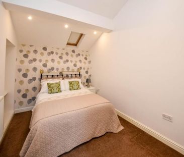 2 bedroom mews to rent - Photo 3