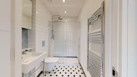 3 bedroom flat to rent - Photo 4