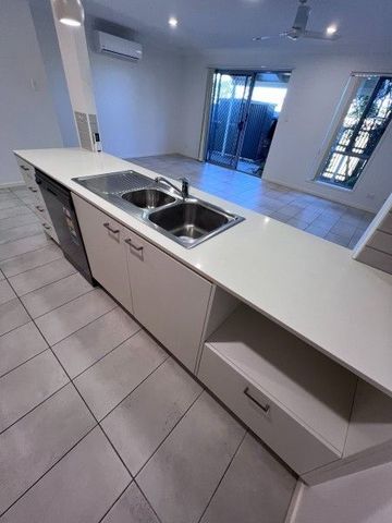 32 Joyce St - 3 Bed Townhouse - Photo 3