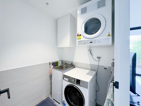 Stunning Fully Furnished 3-Bedroom Apartment in the Heart of Bondi Junction - Photo 1