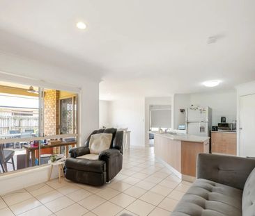 MODERN 4 BEDS, 2 LIVING IN THABEBAN! - Photo 2