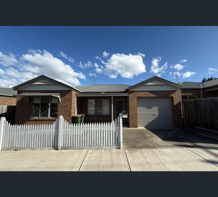 1/25 Yaraan Street, Bell Park, Vic 3215 - Photo 1