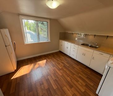 🌟 Cozy 600 sq ft Upper Floor Mezzanine Suite Near NAIT - Photo 5