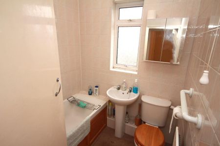 4 bedroom end of terrace house to rent - Photo 5