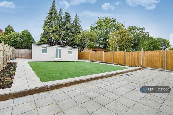 1 bedroom in a house share to rent - Photo 1