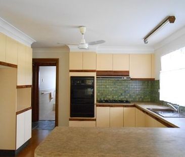 3 Bedroom - 2 Bathroom - Location close to cafes, shops - Photo 4