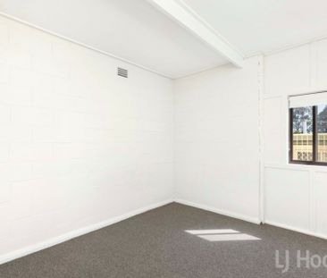 Spacious 2 bedroom unit with allocated car space - Photo 5