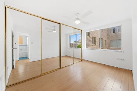 Spacious Two Bedroom Apartment with Balcony and Garage - Photo 3