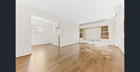 Oversized apartment in sought after location - Photo 5