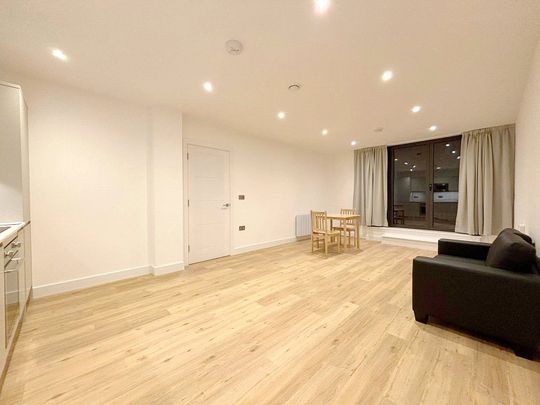 Farnborough Road, Farnborough, Surrey, GU14 - Photo 1