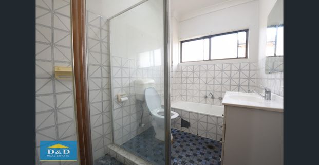 Spacious 2 Bedroom Unit. Lock Up Garage. Quiet Location. Walk to Station, Shops & Hospitals. - Photo 1