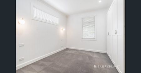 Designer Living with Lush Gardens & Light-Filled Interiors - Photo 4