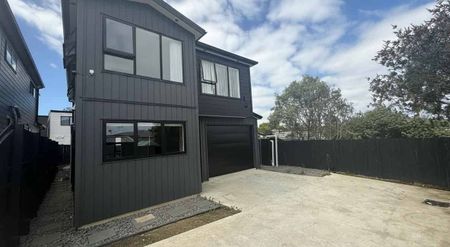 Spacious 5-Bedroom Family Home in Prime Pakuranga Heights - Photo 2
