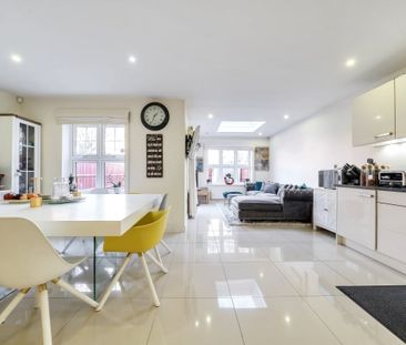 4 bedroom semi-detached house to rent - Photo 4