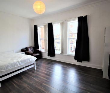 6 bedroom terraced house to rent - Photo 4