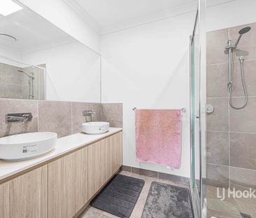 22 Trentino Grove, Fraser Rise VIC, Belconnen - Photo 4