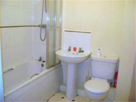 3 bedroom flat to rent - Photo 3