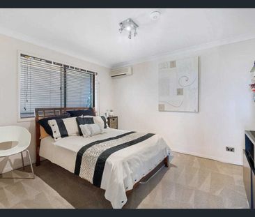 Stunning 4-Bedroom Home in Carrara – Perfect for Relaxed Living! - Photo 4