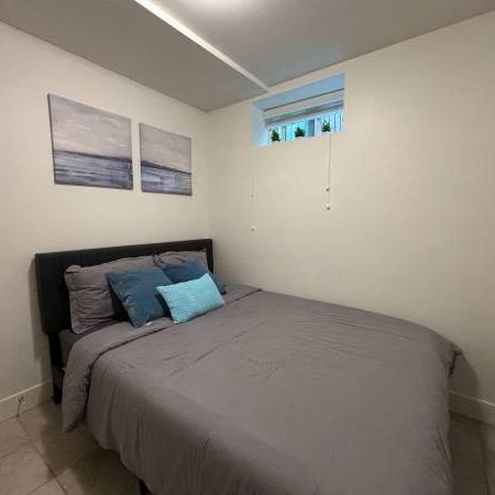 Fully furnished 1 bed/1den/1bath private basement suite - Photo 1