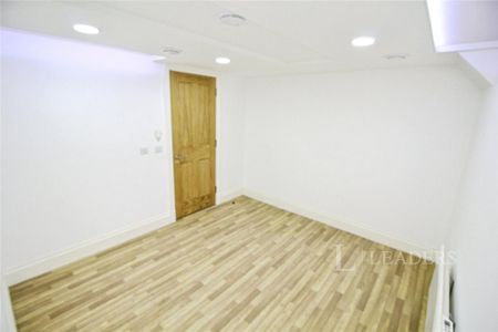 3 bedroom flat to rent - Photo 4