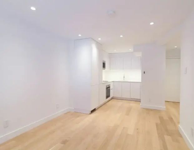 4570-4590 Queen Mary | 4580 Chemin Queen Mary, Montreal - Photo 1