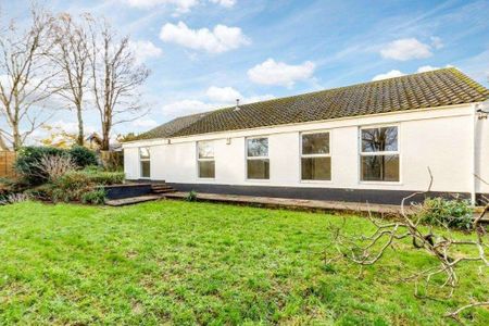 A detached 4 bedroom bungalow on the edge of the popular village of St Agnes available for 12 months. Please email to register your interest and complete a pre - Photo 4