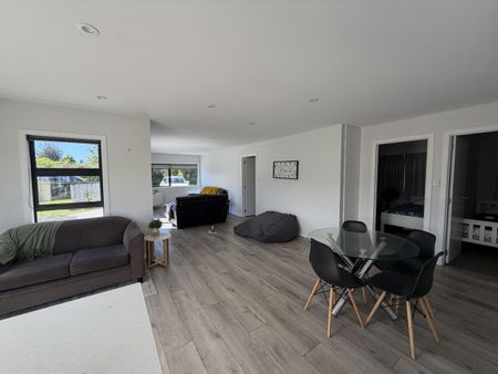 Modern Downstairs Flat in Whitianga - Photo 3
