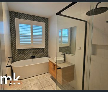 Sparkling Inground Pool & Spa - Big 31sq family home on an 800m block - Photo 5