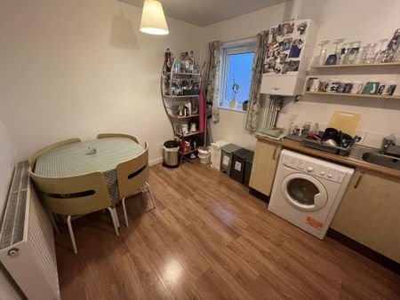 2 bedroom flat to rent - Photo 2
