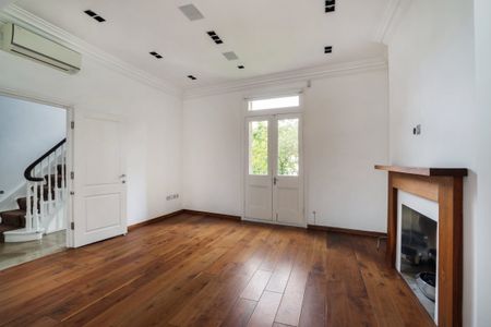 4 bedroom end of terrace house to rent - Photo 2