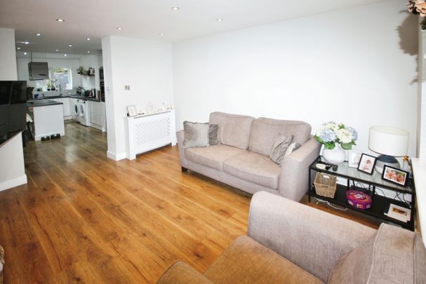 Three-Bedrooms Semi-Detached House - Photo 1