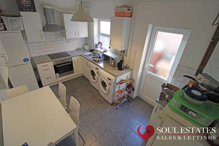 1 bedroom in a house share to rent - Photo 2