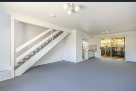 Convenient & Coastal 3 Bedroom Unit - Photo 2