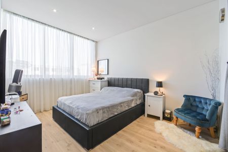 Sun drenched, cool and ultra private apartment with timber floors - Photo 3