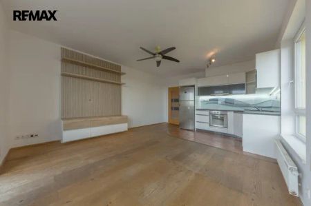 V zastoupení majitele Vám nabízím k pronájmu moderní byt 2+kk s Balkonem, garáží a sklepem - Photo 2