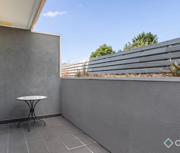 Stylish One-Bedroom Apartment with Leafy Outlook - Photo 5