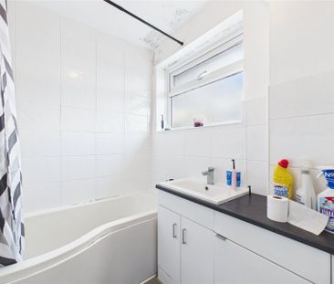 3 bedroom Maisonette in Yorktown Road, Sandhurst - Photo 2