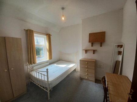 4 bedroom semi-detached house to rent - Photo 2