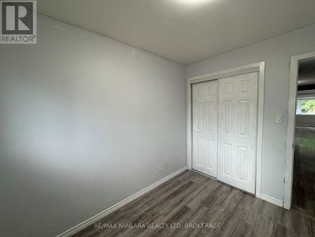 8 LAKEHURST DRIVE, St. Catharines, Ontario, L2N4C2 - Photo 3