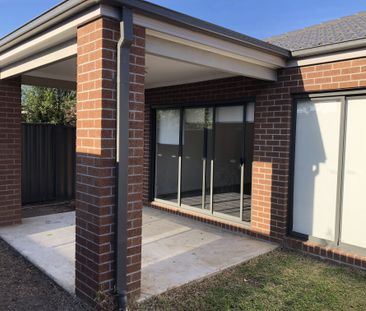 Spacious and Modern 4-Bedroom Home in Craigieburn - Photo 4