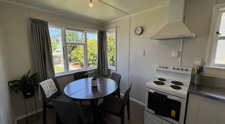 Tidy Three Bedroom Family Home - Photo 3