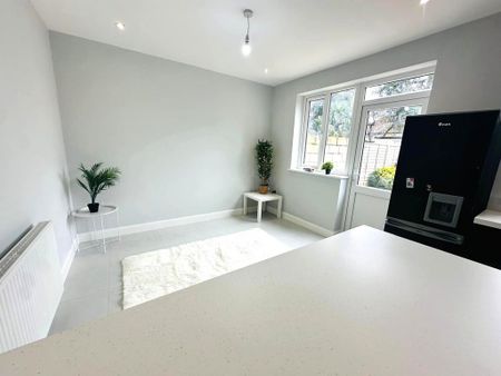 4 bedroom end of terrace house to rent - Photo 4