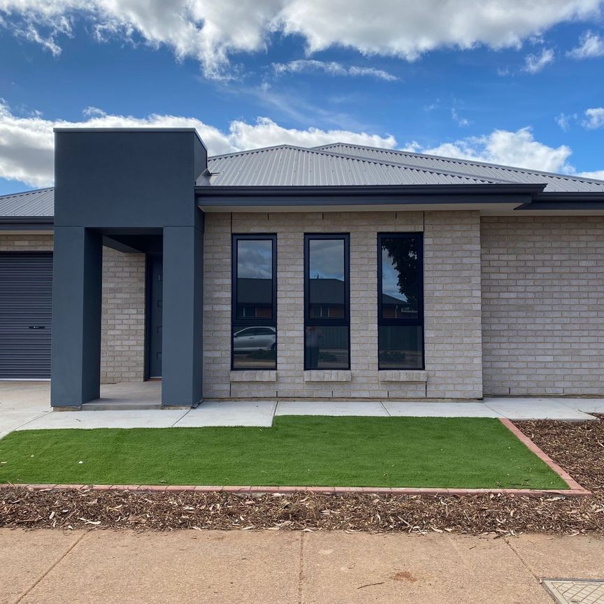 Modern 3 Bedroom Property in Andrews Farm - Photo 1